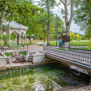 Väävelhappe veepavilion ja väävliallikas "Väike sisalik" ("Ķirzaciņa")