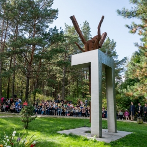 Skulptūra "Raiņa priedes"