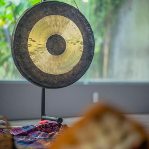 Meditatīvās mūzikas dzīvais izpildījums mākslas galerijā Inner Light