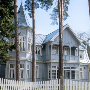 Marettas Staprānes–Bārlovas izstāde “Laima. Raimonds: Ģimenes laimes portreti” | Raiņa un Aspazijas vasarnīca