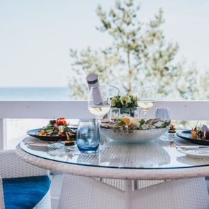 Baudi gardu maltīti uz terases