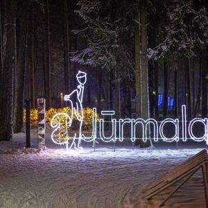 Tūkstošiem krāsainu lampiņu Gaismas parkā