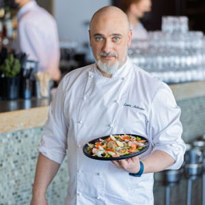 Apsvilināta laša fileja ar baltiem sparģeļiem, rabarberiem un estragona mērci - restorāns &quot;36. līnija&quot;