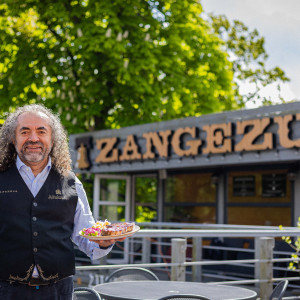 Čalahadžs jeb cūkgaļas šašliks ar kaulu - restorāns &quot;Zangezur&quot;