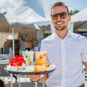#JūrmalasGarša: vasarīgi kokteiļi pludmalē