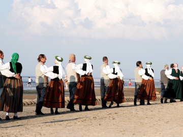 Deju festivāls “Jūras bize” Kaugurciema pludmalē